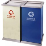 商場靠墻分類鐵皮垃圾箱