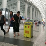 廣州白云機場的移動感應式垃圾桶機器人