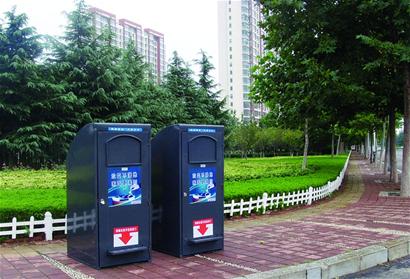 像取款機(jī)的新奇垃圾桶引市民好奇圍觀 像取款機(jī)的新奇垃圾桶引市民好奇圍觀